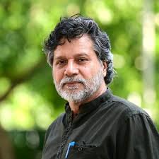 Time stands still when the art pulls you in; this is true for Maria  Doering's pieces.