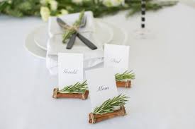 Diy place card holders that you can literally make in an instant, plus paper chalkboard place cards that will impress your dinner guests. Diy Creative Seat Cards For Your Holiday Place Settings