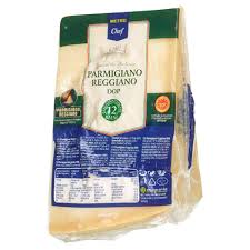 During cheese making, the acidic milk is brought to the lab and kept on the wood shelves in the chambers as well in caves according to tradition. Metro Chef Parmigiano Reggiano Italienischer Halbfetter Hartkase 32 Fett I Tr Ca 1 Kg Stucke Metro