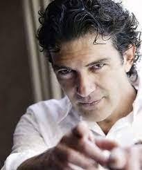 Antonio banderas, born jose antonio dominguez banderas in andalusia, spain on august 10, 1960, is a spanish actor, director, and singer. Antonio Banderas Kurze Lockige Frisuren Fur Manner Antonio Banderas Frisuren Fur Kurz Curly Hair Men Curly Hair Styles Mens Hairstyles