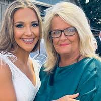 Melissa Saxton's Instagram, Twitter & Facebook