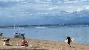 Pantai sanur juga dikenal dengan pantai matahari terbit karena mempunyai pesona sunrise yang indah dan membuat ketagihan. New Normal Di Bali 13 Titik Pantai Di Kawasan Sanur Dibuka 9 Juli 2020 Pengunjung Dibatasi Tribun Bali