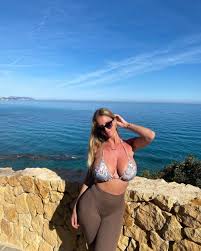 Maria Arreghini Showing Off Her Sexy Curves While Posing At The Beach