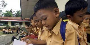 Maybe you would like to learn more about one of these? Kekurangan Kelas Di Kutai Timur Siswa Sd Belajar Di Warung Merdeka Com