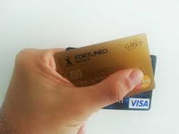 Retirer de l'argent dans des distributeurs, sans carte bancaire. Quelle Carte Bancaire Pour Voyager Vous Devez En Prendre Deux
