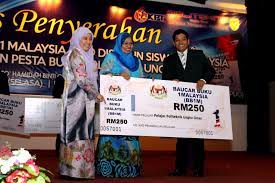 Untuk makluman, kad debit diskaun siswa 1malaysia (kads1m) adalah satu inisiatif baharu daripada kerajaan untuk menggantikan baucer buku 1malaysia mulai tahun 2017. Kad Siswa Baucer Buku Kad Siswa Baucer Buku 1 Malaysiaa Mostdxa