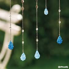 ビーズアクセサリーを初めて作る人にもおすすめの簡単立体モチーフのレシピがこちら きれいなラインのハートの半分で完成するしずくモチーフです きらきらした雨露のような輝きがポイントです ピアスの作り方 ブレスレット 作り方 ビーズアクセサリー