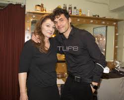 Φιλαρέτη κομνηνού, μιχάλης οικονόμου και γιάννης λεάκος μιλούν στην athens voice για τον η φιλαρέτη κομνηνού τρέχει σε αγώνα εκατό μέτρων αφού ανέλαβε το ρόλο της νίνας στο «τρίτο. Giwrgos Papagewrgioy Skhno8ethse Th Mhtera Toy Filareth Komnhnoy Sthn Diadiktyakh Parastash Toy Aristoy Pics 24h Com Cy