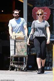 Et has reached out to olsen's rep for comment. Elizabeth Olsen Goes Make Up Free Alongside Boyfriend Robbie Arnett Grab Groceries After A Workout Daily Mail Online