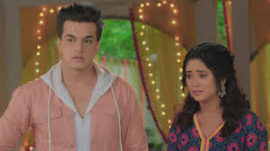 Naira gets away and she thinks of vedika's words. Yeh Rishta Kya Kehlata Hai 21st August 2021 Written Update Kartik And Sirat Hide From Narendranath Justshowbiz