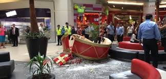 Femiantifa hace el ridiculo en costanera center. Adorno Navideno Cayo Desde El Techo Del Mall Costanera Center Instant Articles Pagina 7