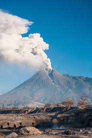 Merapi The Volcano The Eruption Of Mount Merapi In Yogyakarta Indonesia The V Spon Eruption Mount Merapi Mount Merapi Mountain Photography Scenic