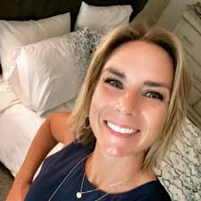 Robyn Wallace's Instagram, Twitter & Facebook