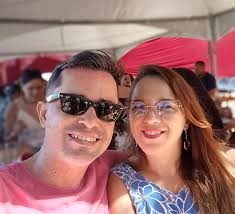 Trouxe as duas vogais Pras minhas consoantes E escreveu amor A palavra que  apaga tudo que se viveu antes