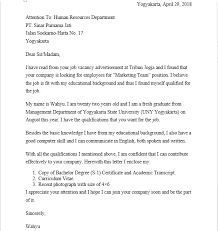Surat lamaran pekerjaan adalah surat yang diajukan oleh seorang pelamar kerja ke pihak instansi atau perusahaan tujuannya bekerja. Download Surat Lamaran Kerja Bahasa Inggris Pdf Lengkap Dengan Terjemahnya Triprofik Com