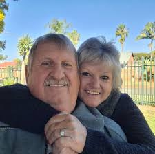 Ek het alweer nie 'n persent gekoop nie. MAAR EK IS JOU PERSENT. Stella  Strauss geluk met jou verjaardag. Vandag is jy ouer as ek. Ek sal later in  die jaar in