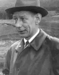 Portrett av den norske næringslivslederen Elias Cathrinus Kiær (1863-1939).  Da dette fotografiet ble tatt skal Kiær ha vært i slutten av 60-åra. Han  var kledd i mørk dress med vest, kvit skjorte