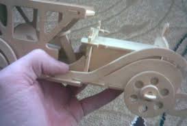 Lalu persiapkan bahan yang dibutuhkan, seperti lem, car, gambar, dan tentu kardus, baru mulai berkreasi. Model Kereta Dibuat Daripada Papan Lapis Bengkel Diy