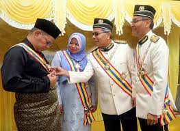 Melaka yang baru sahaja menyaksikan pertukaran kerajaan negeri mungkin mengalami perubahan sekali lagi. Kerajaan Timbang Tawaran Melaka Jadi Hab Pengeluaran Kereta Nasional Yang Baharu Utusan Borneo Online