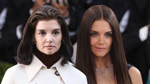 We looked back at her legacy and the enduring beauty lessons that can be gleaned from it. Katie Holmes Unrecognizable As Jackie Kennedy On Set Of The Kennedys After Camelot Entertainment Tonight