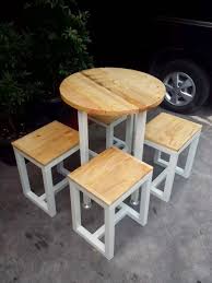 Terbuat darikayu jati yang solid, kursi kayu ini menawarkan kontruksi yang kokoh dan elegan. Meja Cafe Jatibelanda Kursi Kayu Palet Meja Makan Bulat Perabot Kayu Palet