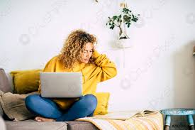 Arbeiten zu hause am pc. Erwachsene Blonde Frau Zu Hause Arbeiten Mit Computer Laptop Und Foto Vorratig Crushpixel