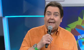 A primeira vez que faustão trabalhou foi na rádio centenário, ainda na cidade de araras, quando ainda era um jovem de apenas 15 anos de idade. Band Anuncia Contratacao De Fausto Silva Bastidores Da Tv