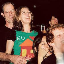 A imagem conta com uma fala falsa atribuída a patrícia pillar. Ciro E Patricia Pillar