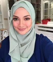 Tidak terkesan dengan kritikan yang timbul rentetan isu fesyen koleksi #10stailishrooms yang digayakannya sebelum ini, aktres, noor neelofa. 370 Neelofa Ideas Hijab Fashion Fashion Hijab