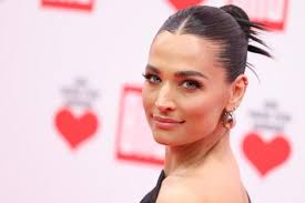 Henriette Hell: Warum du deinen Urlaubsflirt NIEMALS zu dir nach Hause  einladen solltest