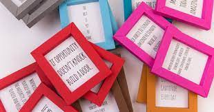 Moldura Para Quadro De Papel Passo A Passo Para Economizar Revista Artesanato Pode ser colado em geladeira, vidro, madeira envernizada, acrilico, divisorias, paredes com massa corrida, entre outras superficies lisas. moldura para quadro de papel passo a