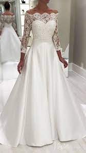 Abito da sposa semplice con abiti da sposa in pizzo con scollo a v e maniche lunghe. Abiti Da Sposa Semplici A Manica Lunga Con Spalle Scoperte Beachwedding Elegant Long Sleeve Wedding Dresses Maxi Dress Wedding Guest Wedding Dress Necklines