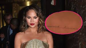 Tiegen took to instagram, where she shared a series of photographs flaunting her new. Chrissy Teigen Hat Jetzt Ein Liebes Tattoo Fur Ehemann John Promiflash De