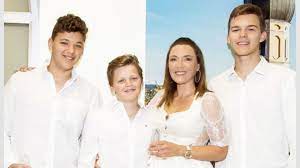Simone lambe und michael ballack waren zehn jahre lang ein paar, ehe sie 2008 heirateten. Seltenheitswert Simone Ballack Posiert Mit Ihren Drei Jungs Promiflash De