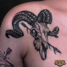 很會叫的正妹刺一波羊頭 colortattoo tattooartist tattooist taipei taipeitattoo taiwantattoo tat art 台北 台北 cool tattoos tattoo designs skull tattoo