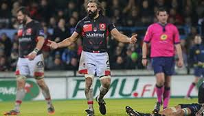 Sebastien chabal s'essaie au rugby à l'âge de 9 ans, mais cette première expérience est un échec : Sebastien Chabal Knocks Out Marc Giraud With Big Right Hook Rugbydump Rugby News Videos