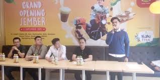 Sempat membuat heboh publik, belum lama ini kaesang mengunggah video dirinya membocorkan resep rahasia sang pisang. Lebarkan Sayap Bisnis Kaesang Anak Jokowi Buka Gerai Pisang Ke 75 Di Jember Merdeka Com