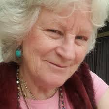 Ella era mucha mujer, una mujer sin adornos, demasiado divertida para los  serios, demasiado fuerte para los flojos, era demasiado dulce para tanto  patán y demasiado hembra para tanto baboso, complicada para