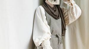 Baju muslimah blus dengan gaya layering, dibuat dari kombinasi kain silky motif floral pasley dan kain silky polos. 5 Item Wajib Punya Untuk Gaya Hijab Vintage Kekinian