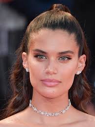 Professional karaoke singer @thelionsny @braveartistsmanagement social media: Venice Film Festival 2018 The Best Beauty Looks Buro 24 7 Singapore