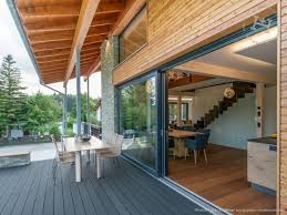 Draussen Oder Drinnen Der Essbereich Drinnen Ist Luftig Mit Dem Grossen Offenen Luftraum Bis Unters Dach Draussen Massivholzhaus Haus Architektur Offenes Haus