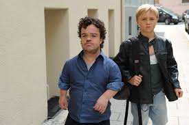 Man schätzt, dass es in deutschland etwa 100.000 kleinwüchsige menschen gibt. Fiese Kinder Und Ein Zwerg Filmkritik Bei Leidmedien De