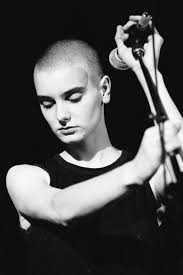 Missing sinead o'connor found in us. 14 Frauen Mit Glatze Sinead O Connor Ideen Glatze Frau Styling Kurzes Haar