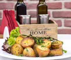 Como hemos dicho, es preferible que las patatas sean pequeñas, aunque si solo tienes patatas grandes las puedes cortar por la una vez tengas situadas las patatas envuélvelas con el papel, haciendo una especie de cilindro en el que dentro quedarán las patatas. Como Asar Patatas Y Siete Salsas Para Acompanarlas El Comidista El Pais
