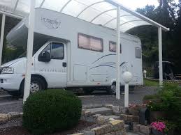 Wer seinen carport komplett selbst baut, kann beispielsweise blickdichte lamellenzäune oder sichtschutzelemente aus dem baumarkt verwenden. Garage Carport Fur Wohnmobile Tipps Preise Wohnmobil Forum Seite 1