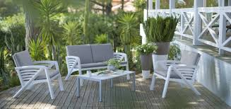 Mobel Und Deko Fur Den Aussenbereich Ein Ambiente Total Garten Grosfillex
