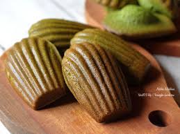 先日購入したレシピ本 菖本 幸子さんの クリーム入りのマドレーヌ ケーキみたいなフィナンシェ より 抹茶マドレーヌを焼きました ﾉ生地作りは超簡単 材料を順番に混ぜていくだけ 10分ほどで終わります 作った生地を 絞り袋に入れて レシピ マドレーヌ