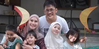 Get all the details on zaskia adya mecca, watch interviews and videos, and see what else bing knows. Penuh Kesederhanaan Ini 7 Potret Kompak Anak Anak Zaskia Adya Mecca Yang Bikin Haru Merdeka Com