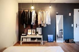 Gut Durchdachte Kleidungsorganisation Ohne Schrank Kleiderstange Und Kleines Regal Wg Zimmer In Stuttgart Kleiderstang Wg Zimmer Kleines Regal Aufbewahrung