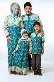 Kaos ziyata terdiri dari kaos anak laki laki, kaos anak perempuan, kaos untuk ibu, dan kaos untuk ayah. Baju Couple Muslim Bertiga Family 40 Trend Terbaru Model Baju Gamis Couple Ayah Ibu Anak Kumpulan Model Baju Muslim Couple Terbaru 2016 Dengan Gaya Modis Dan Trendy Sara Finley